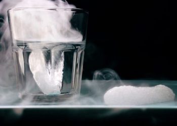 Đá khô dễ dàng gây tổn thương cho da