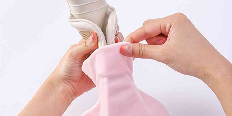 Hãy đặt túi chườm nóng xa tầm tay của trẻ em và người già