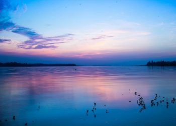 Khung cảnh hoàng hôn rơi trên mặt hồ nước tại Trị An