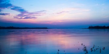 Khung cảnh hoàng hôn rơi trên mặt hồ nước tại Trị An