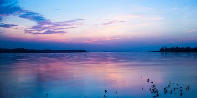 Khung cảnh hoàng hôn rơi trên mặt hồ nước tại Trị An