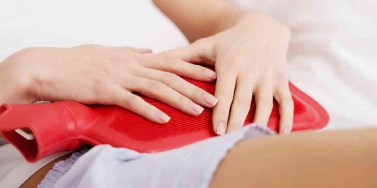 Túi chườm nóng giúp giảm đau bụng do trời lạnh hay do đến kì "đèn đỏ" hiệu quả