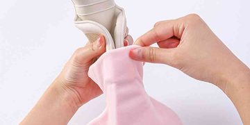 Hãy đặt túi chườm nóng xa tầm tay của trẻ em và người già