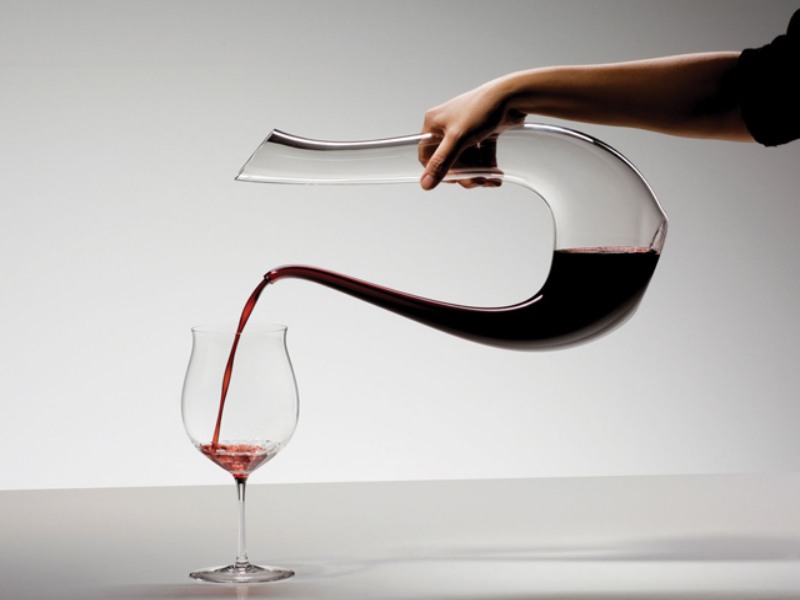 Decanter là một bình thủy tinh hoặc pha lê